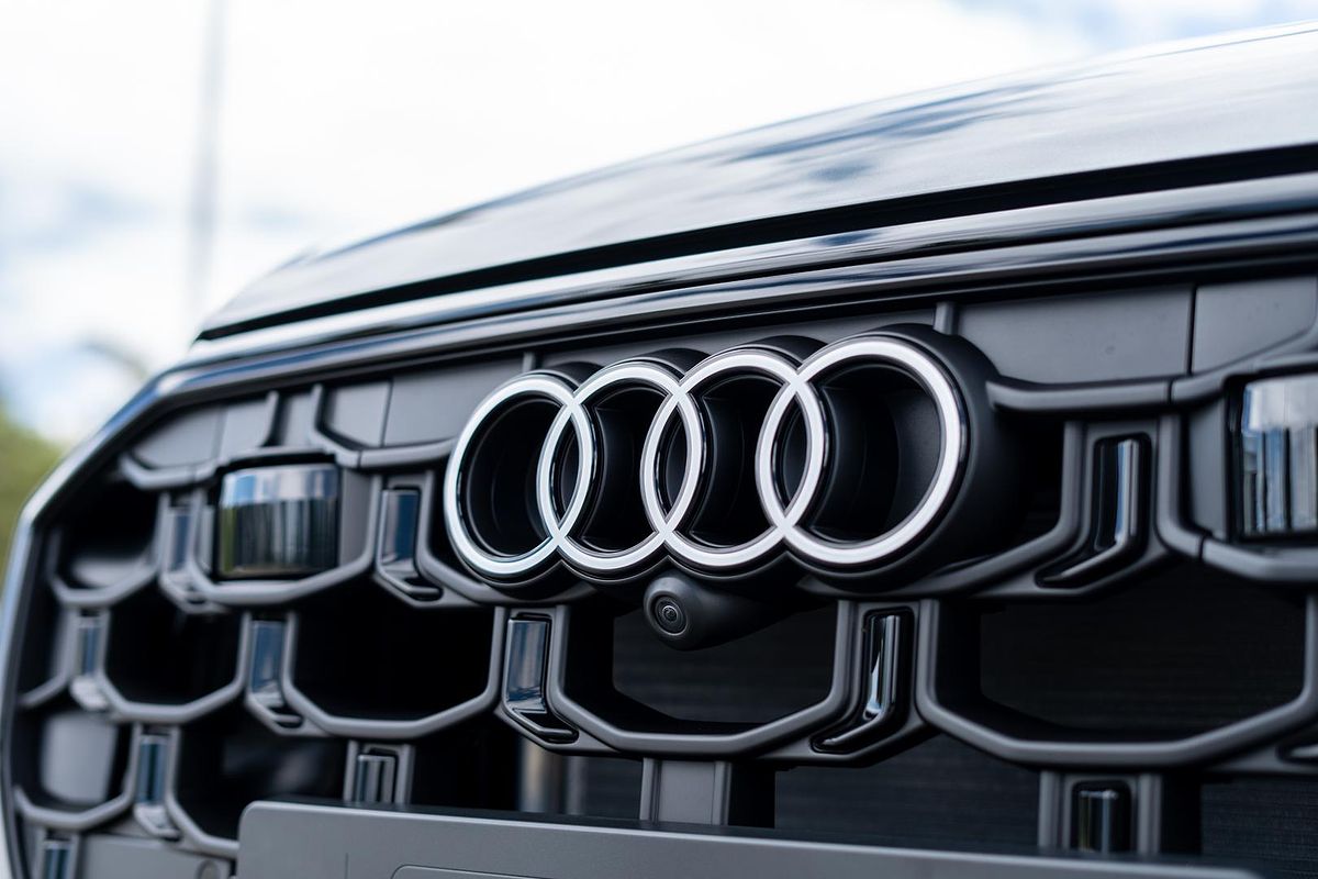 2025 Audi Q8 55 TFSI S line F1