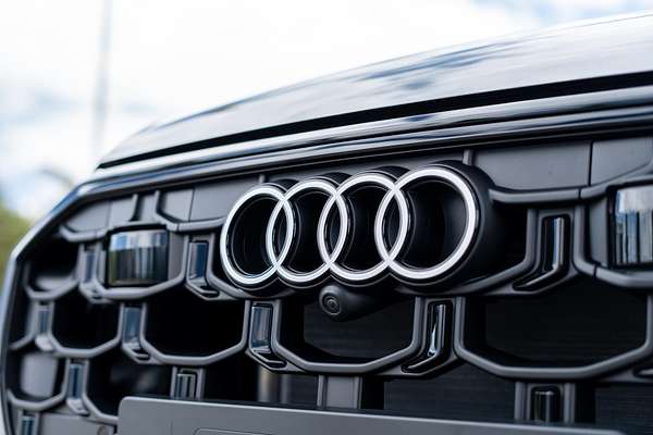2025 Audi Q8 55 TFSI S line F1