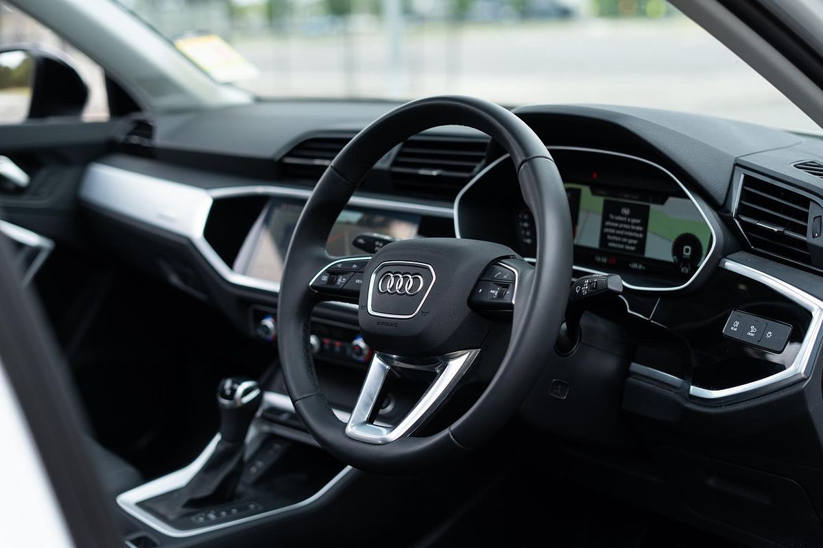 2024 Audi Q3 35 TFSI Dynamic Black F3