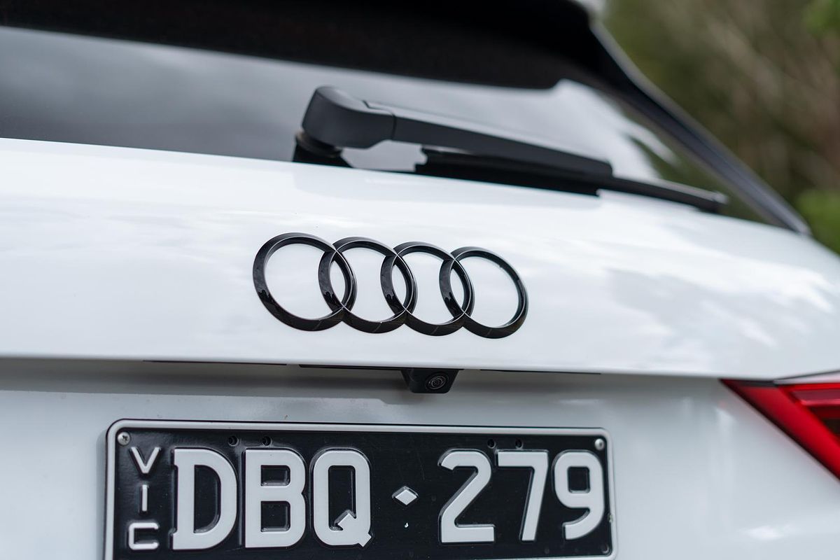 2024 Audi Q3 35 TFSI Dynamic Black F3