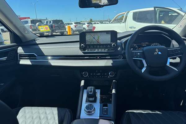2024 Mitsubishi Outlander Exceed ZM