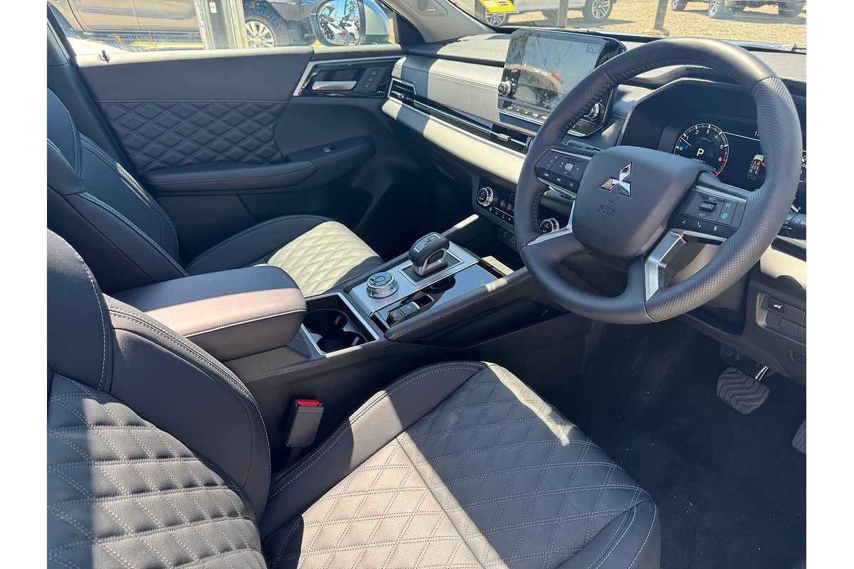 2024 Mitsubishi Outlander Exceed ZM