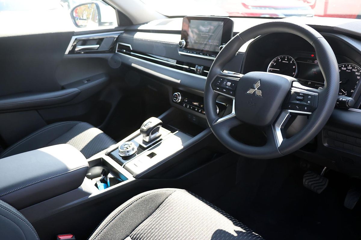 2024 Mitsubishi Outlander ES ZM