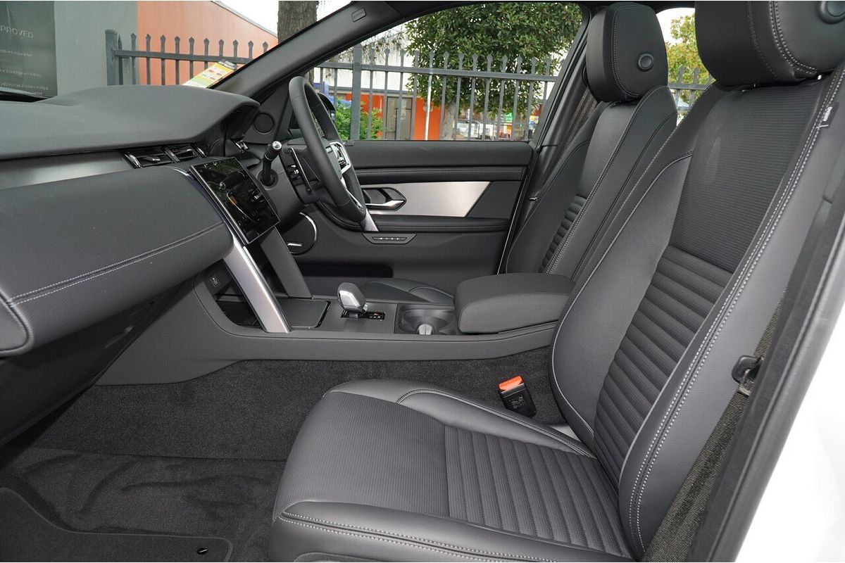 2025 Land Rover Discovery Sport P300e Dynamic SE L550