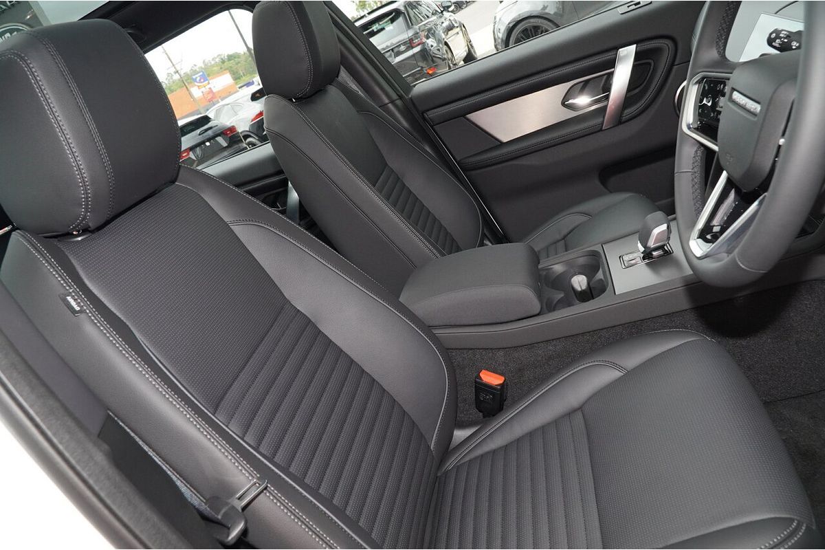 2025 Land Rover Discovery Sport P300e Dynamic SE L550