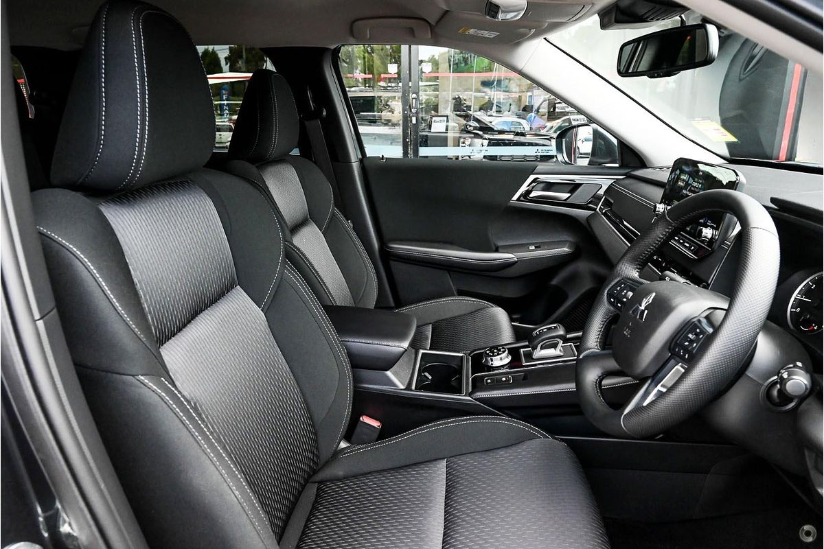 2024 Mitsubishi Outlander LS ZM