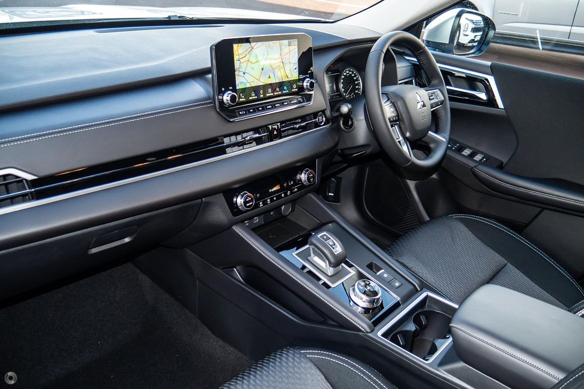 2024 Mitsubishi Outlander LS ZM