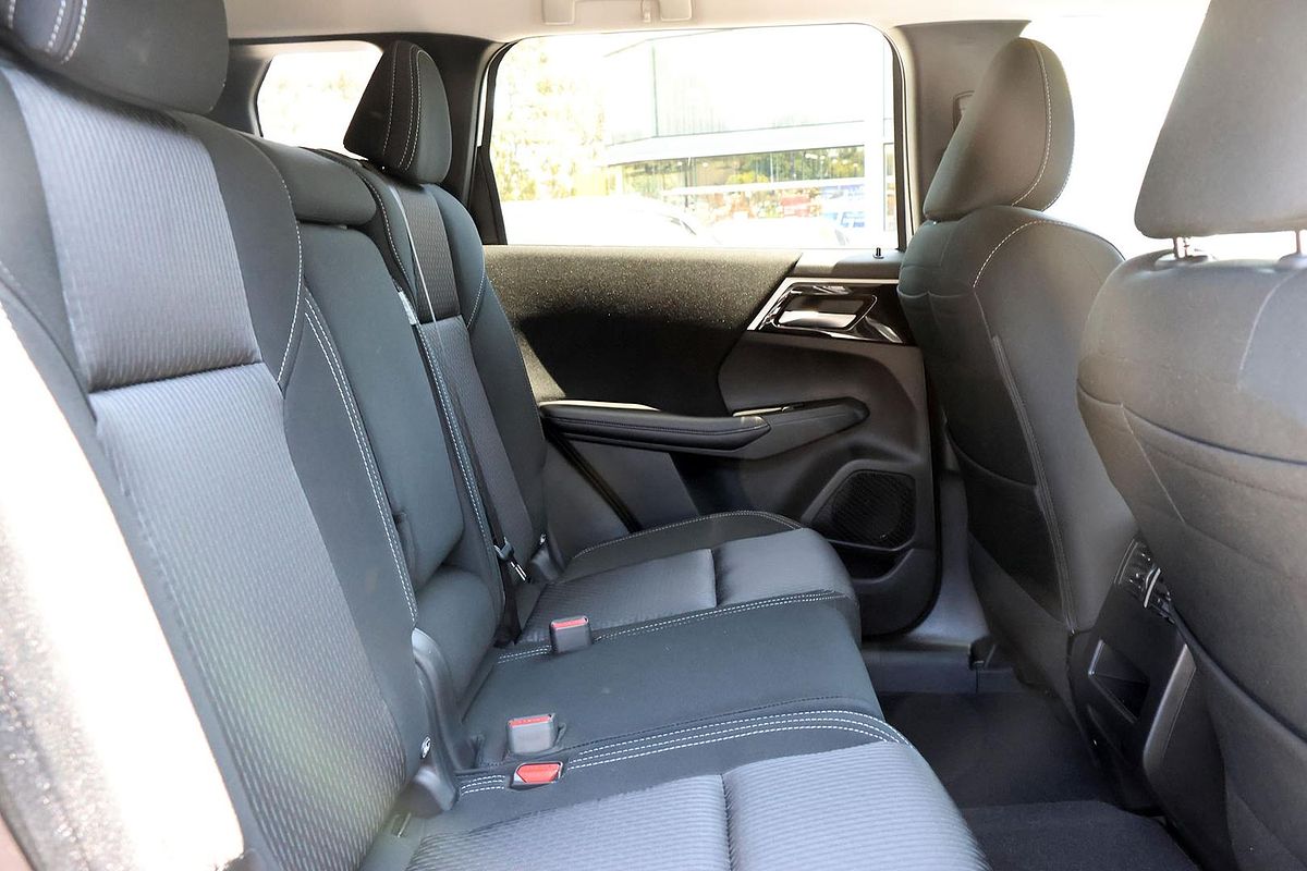 2024 Mitsubishi Outlander LS ZM