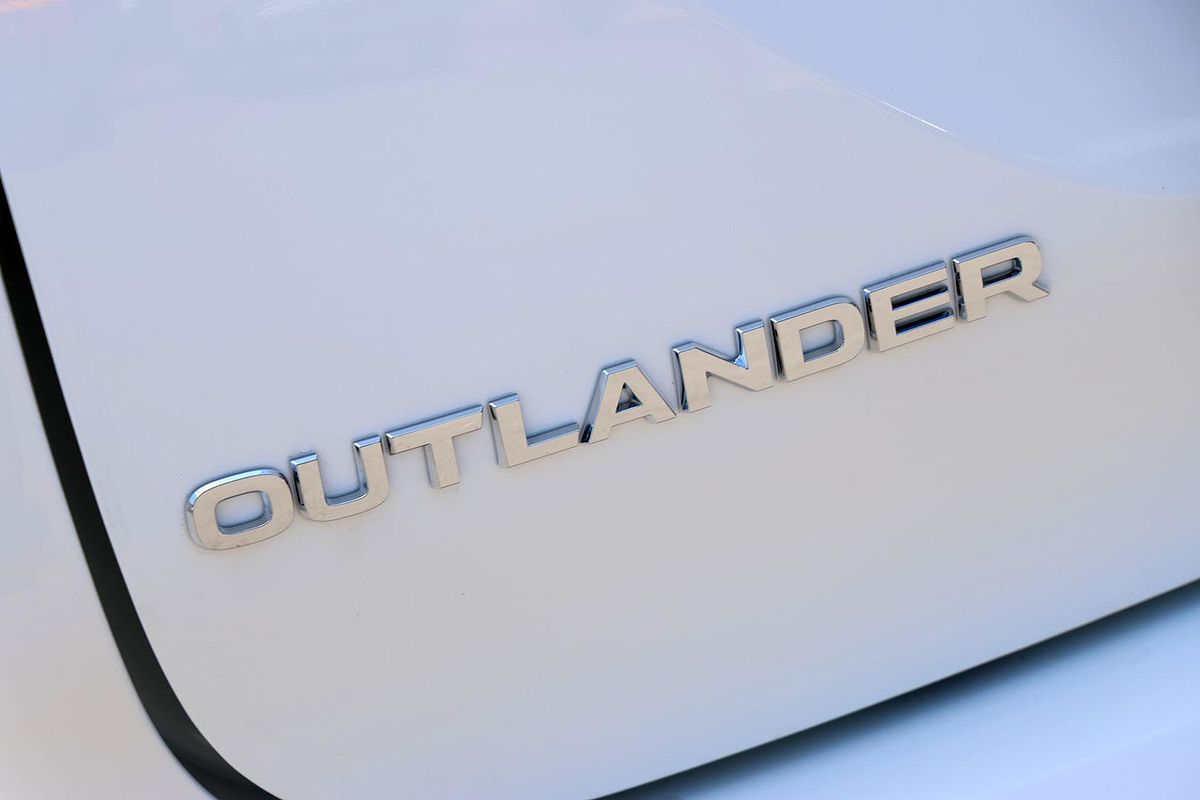 2024 Mitsubishi Outlander LS ZM