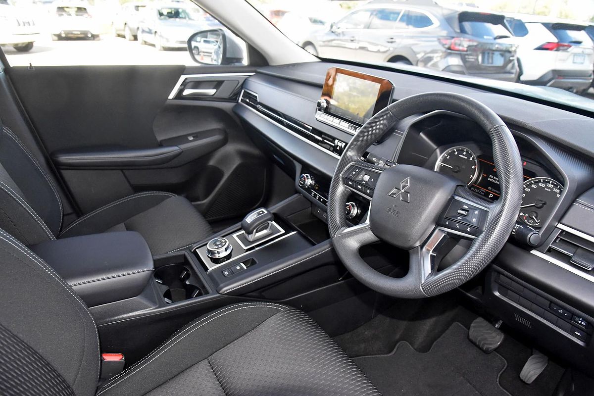 2023 Mitsubishi Outlander ES ZM