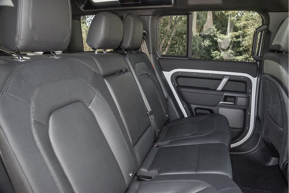 2024 Land Rover Defender 110 P400 X-Dynamic SE L663