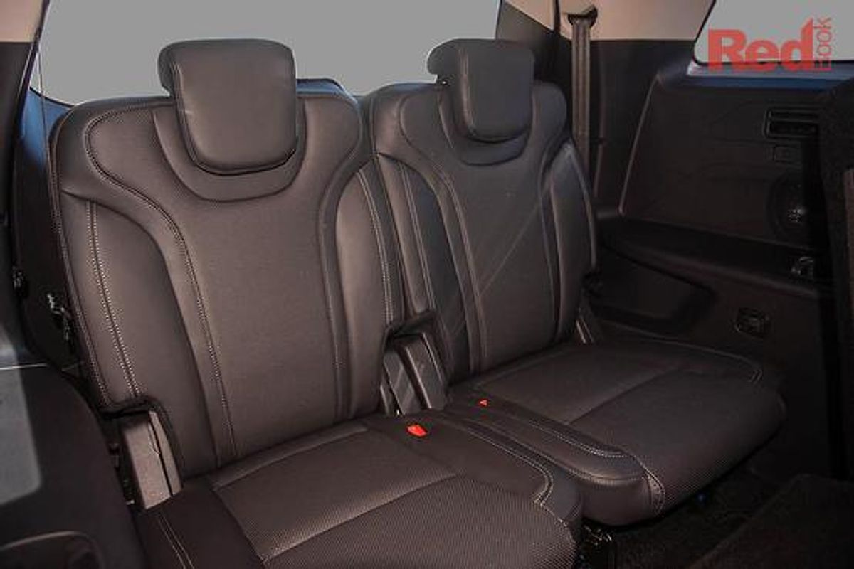 2024 Mahindra XUV700 AX7L Black Edition