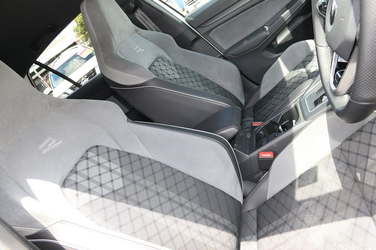 2021 Volkswagen Golf 110TSI R-Line 8