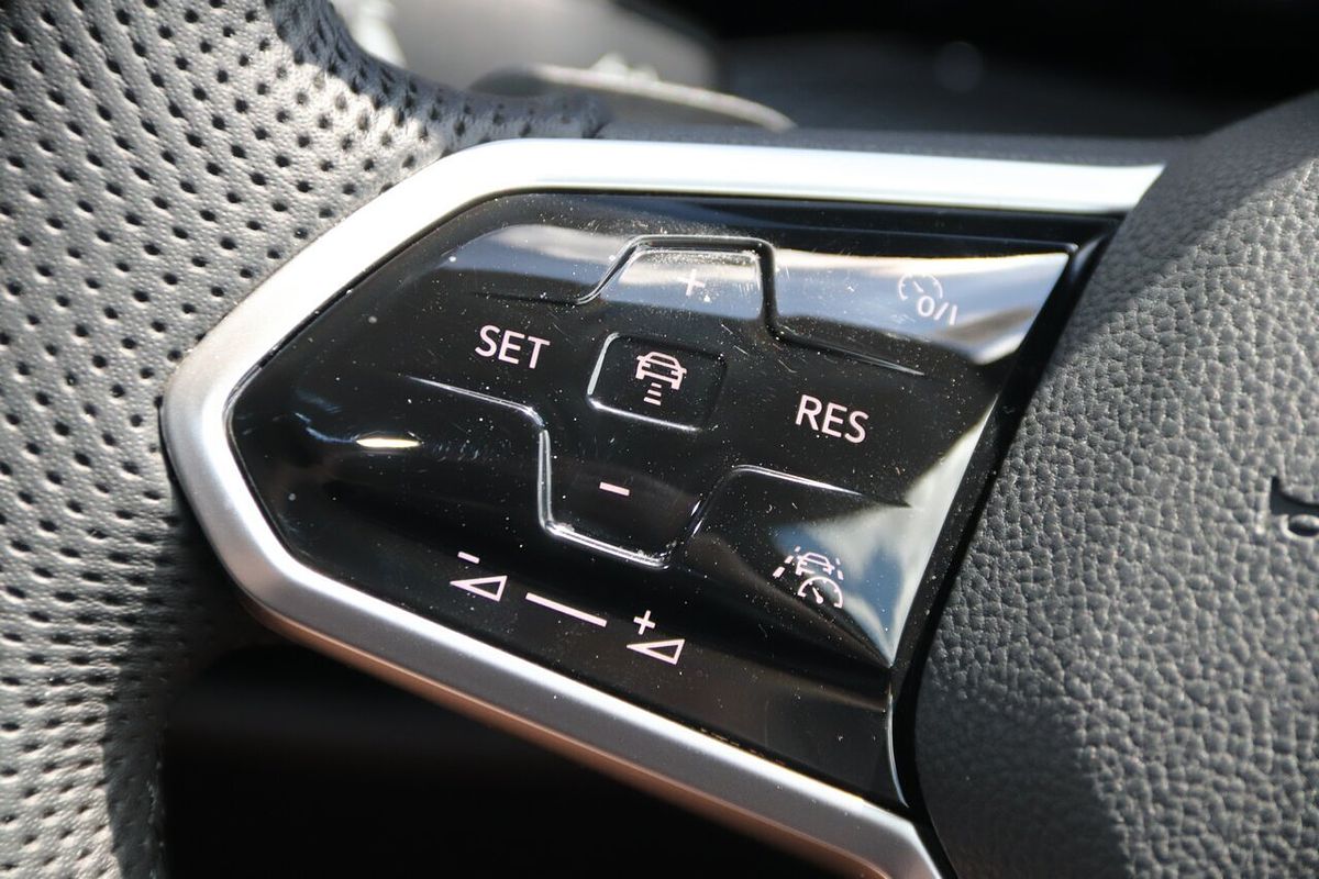 2021 Volkswagen Golf 110TSI R-Line 8