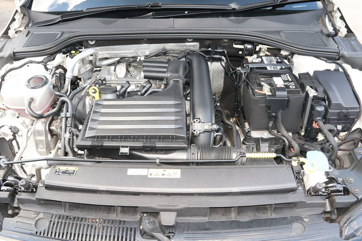 2021 Volkswagen Golf 110TSI R-Line 8
