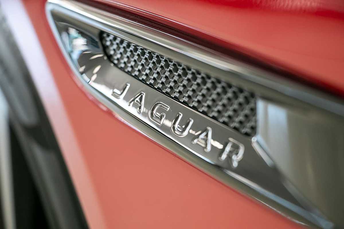 2019 Jaguar XE P300 R-Dynamic SE X760
