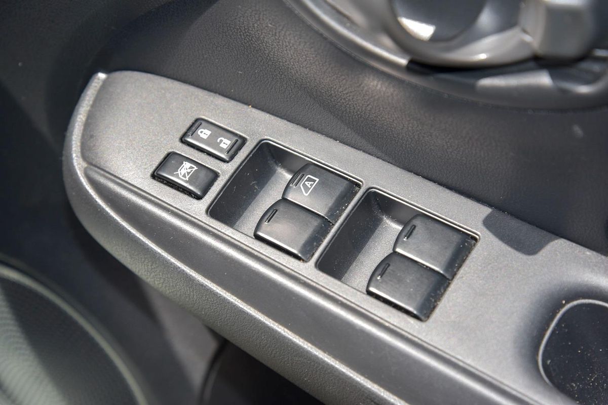 2012 Nissan Almera ST N17