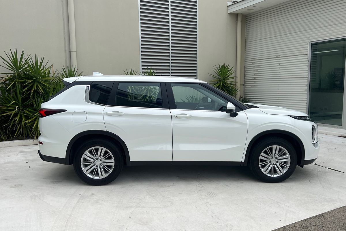 2024 Mitsubishi Outlander ES ZM