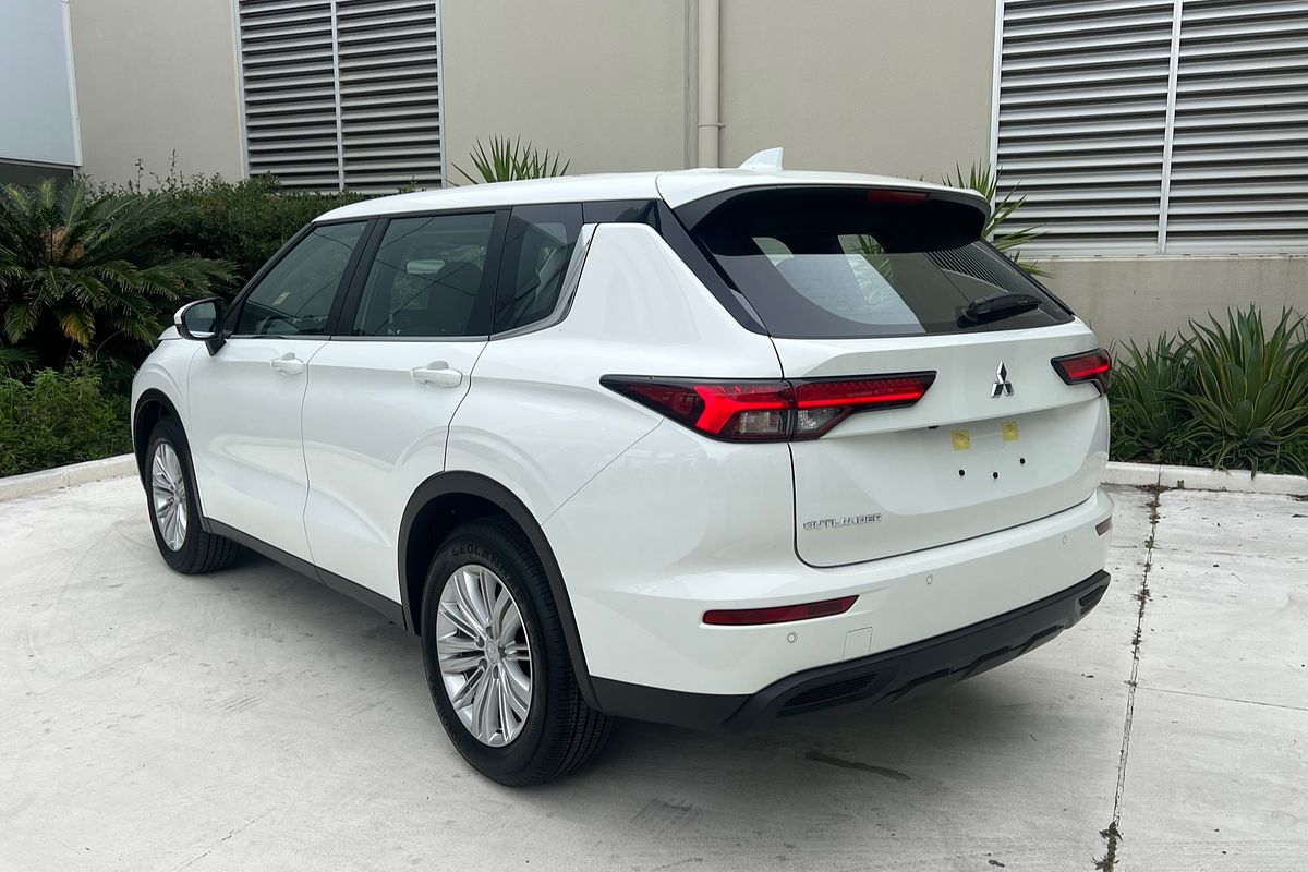 2024 Mitsubishi Outlander ES ZM