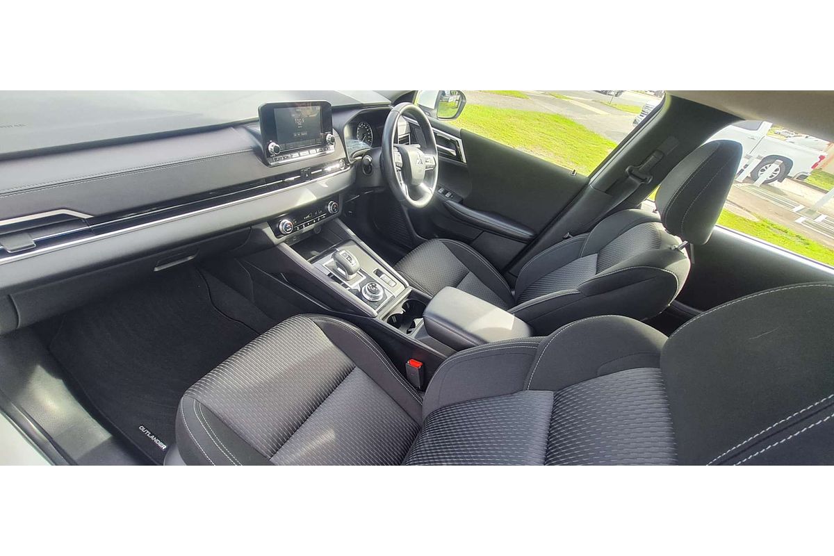 2023 Mitsubishi Outlander ES ZM