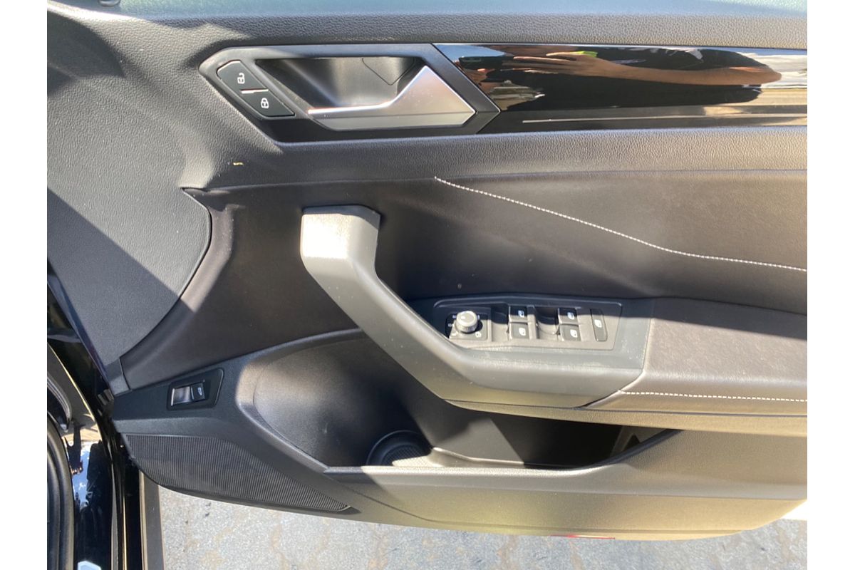 2023 Volkswagen T-Roc 140TSI R-Line D11