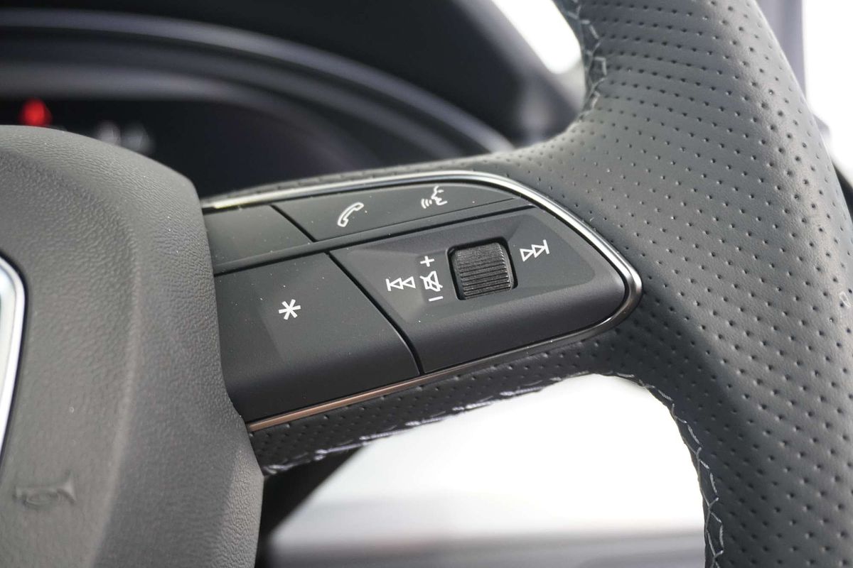 2024 Audi Q5 45 TFSI S Line FY