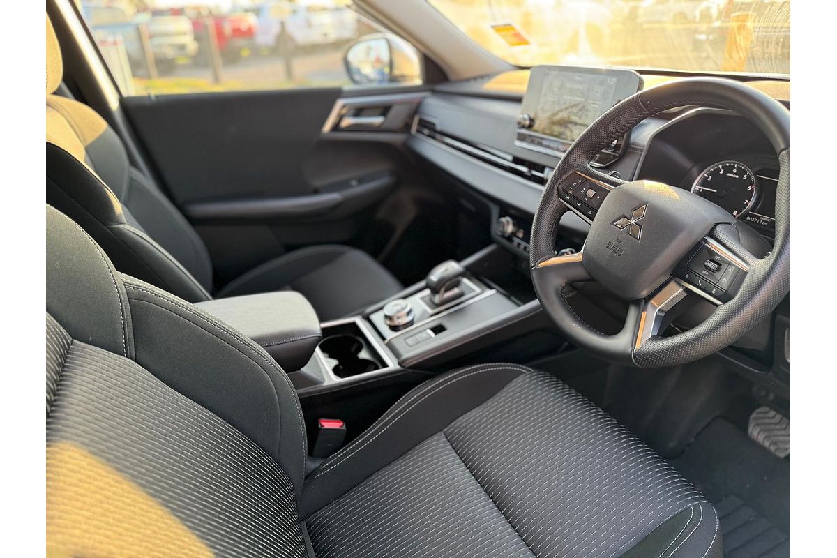 2024 Mitsubishi Outlander LS ZM