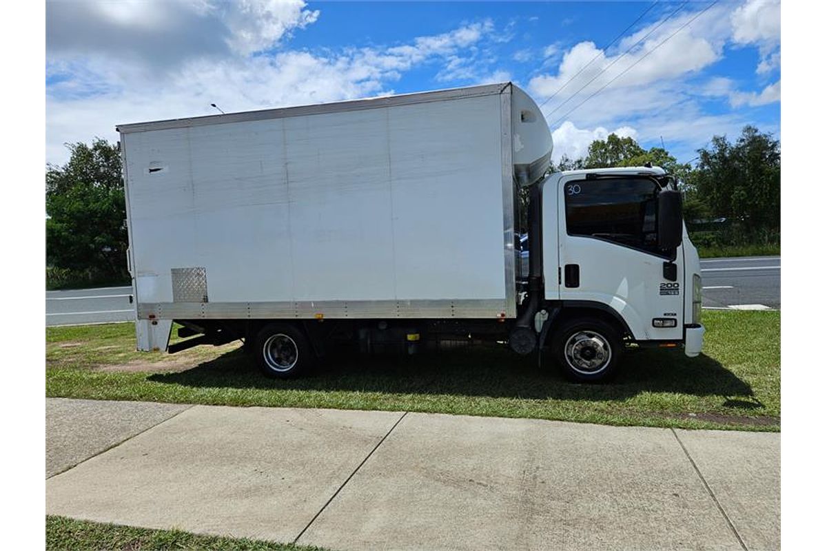 2014 Isuzu N Series NPR 200/275 4x2