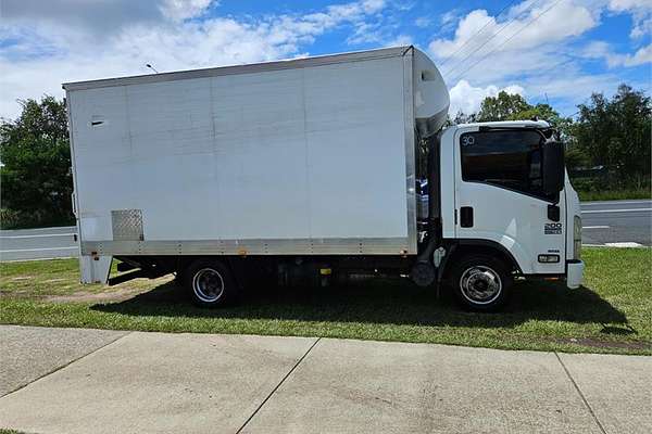 2014 Isuzu N Series NPR 200/275 4x2