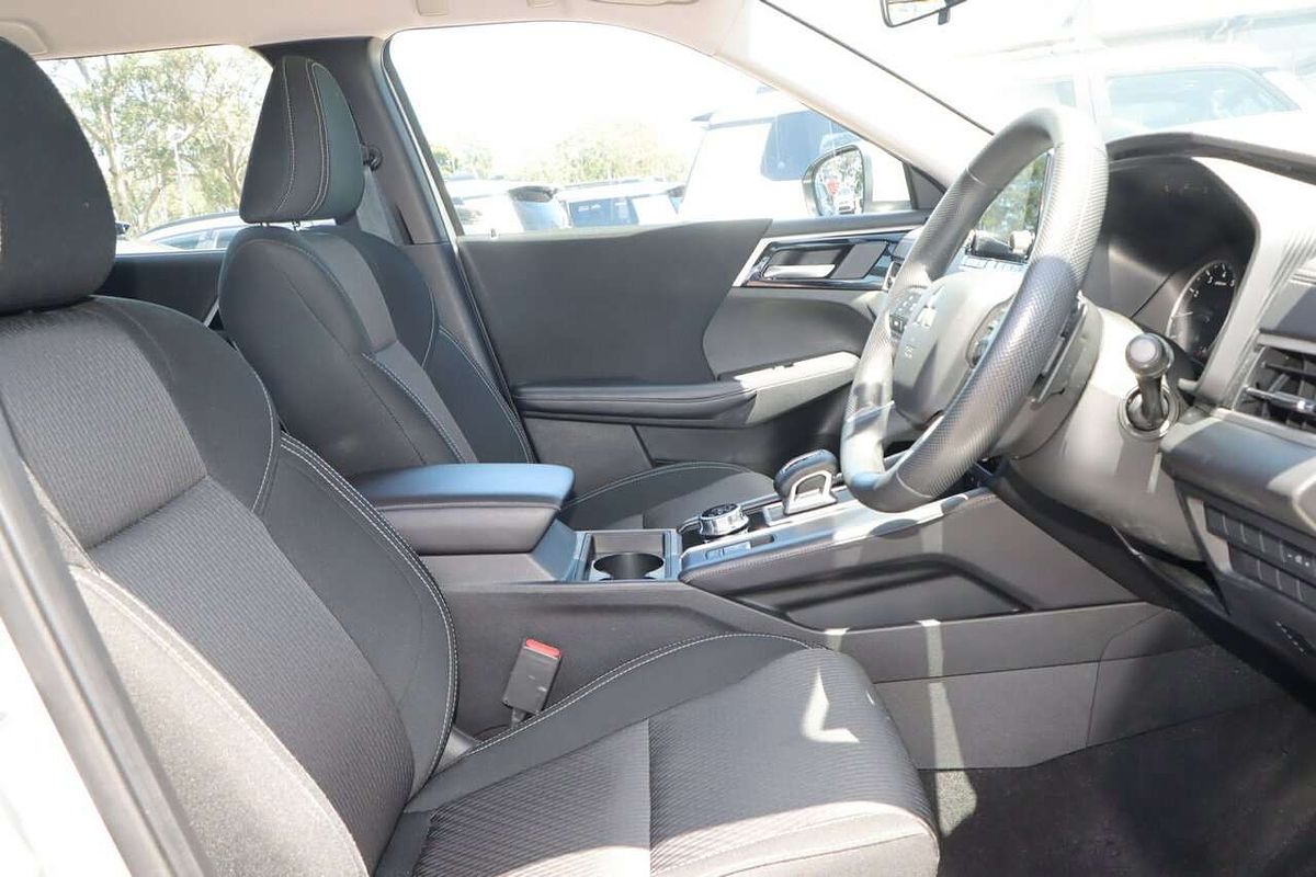 2023 Mitsubishi Outlander ES ZM