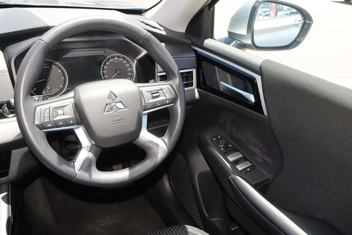 2023 Mitsubishi Outlander ES ZM