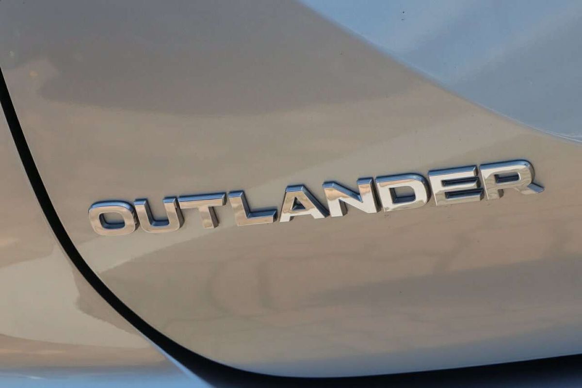 2023 Mitsubishi Outlander ES ZM