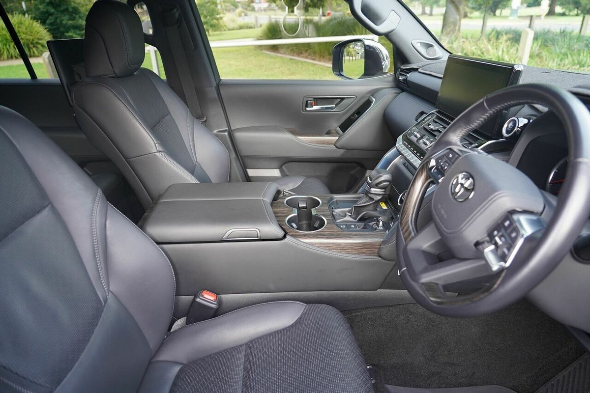 2022 Toyota Landcruiser LC300 Sahara (4x4) FJA300R