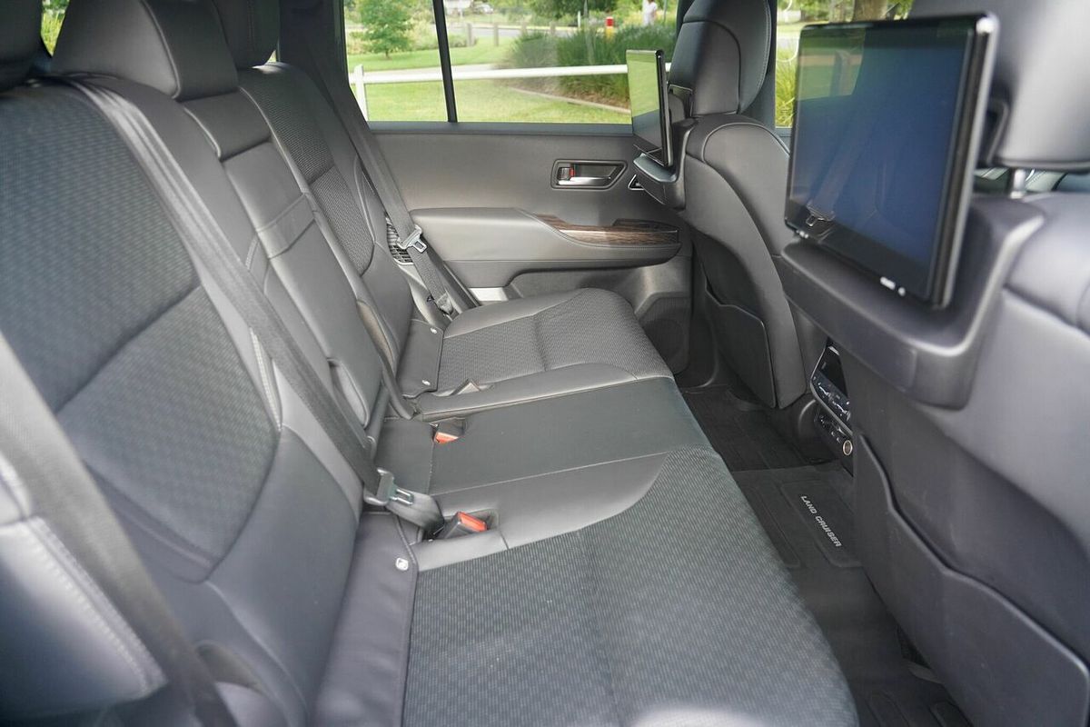 2022 Toyota Landcruiser LC300 Sahara (4x4) FJA300R