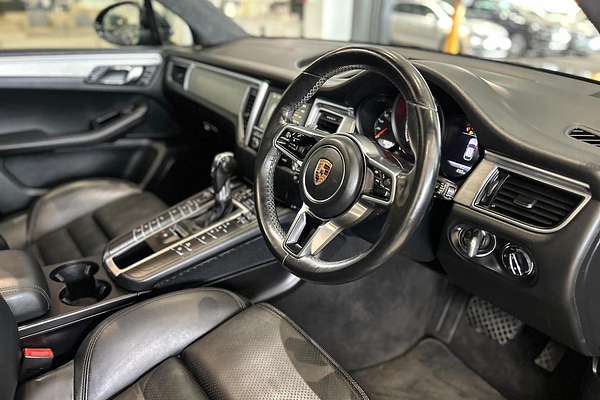 2015 Porsche Macan Turbo 95B