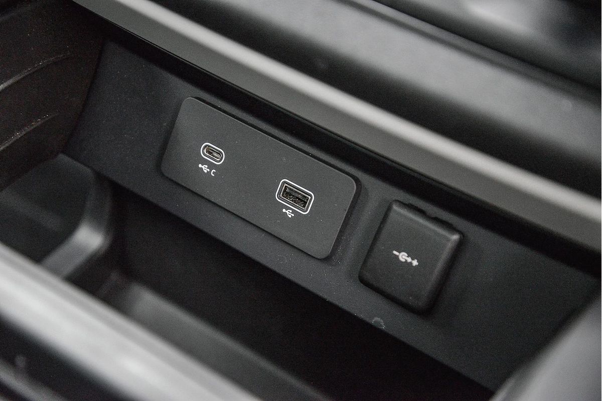 2024 Land Rover Defender 110 P300 S L663