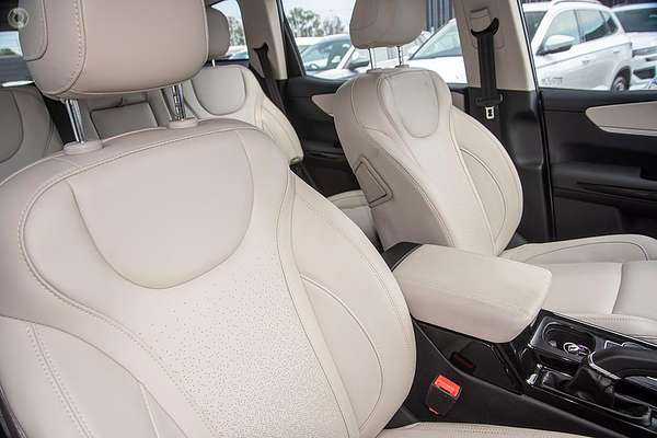 2024 Mahindra XUV700 AX7