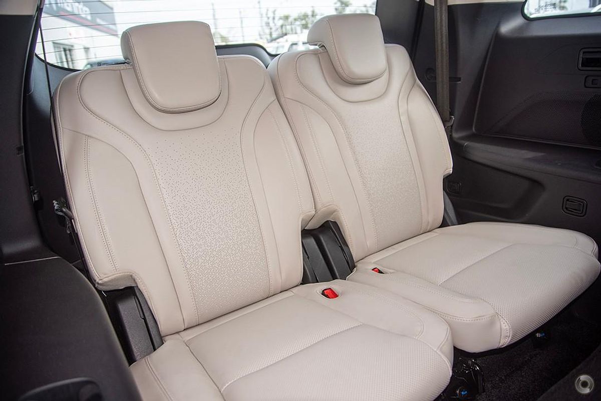 2024 Mahindra XUV700 AX7