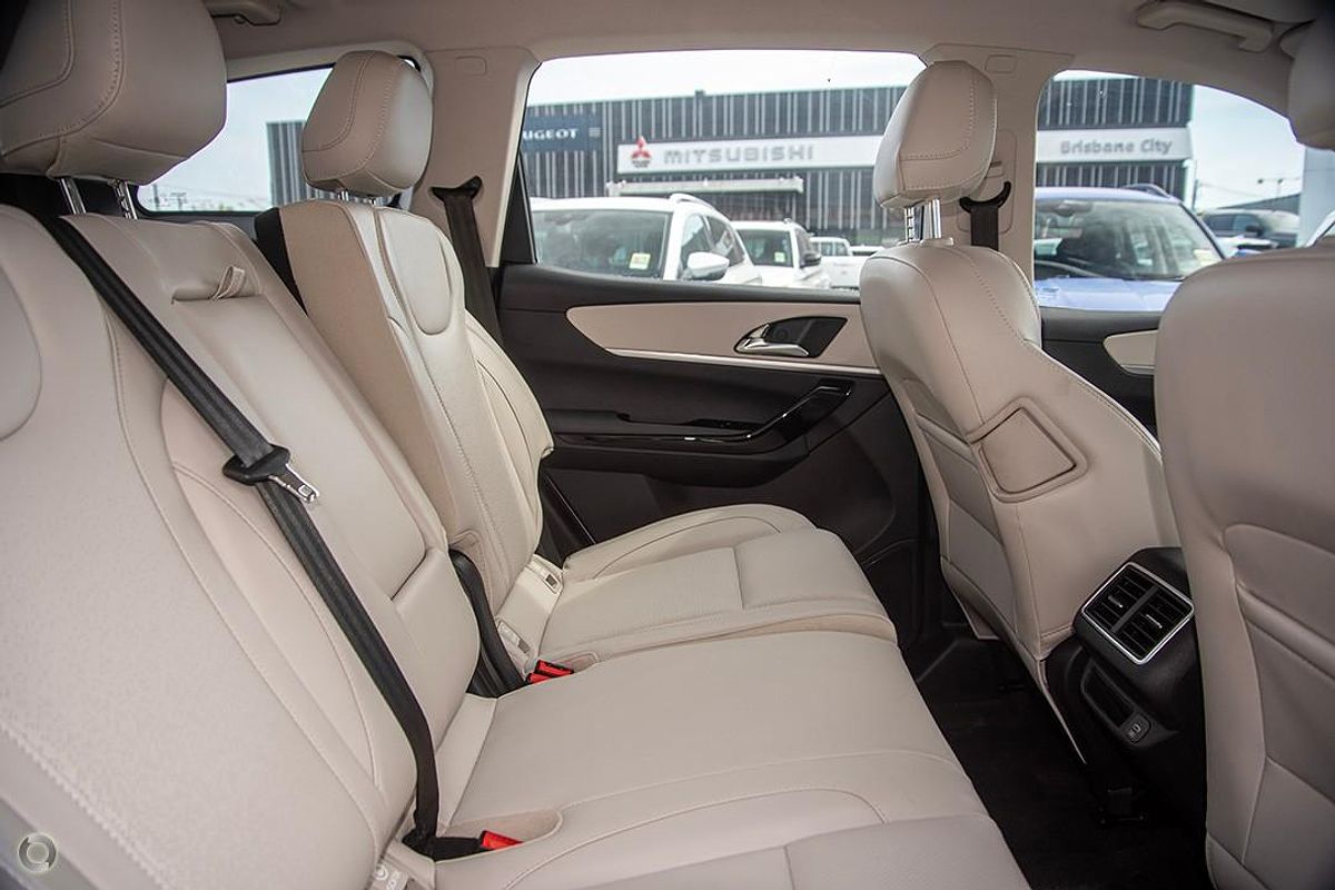 2024 Mahindra XUV700 AX7