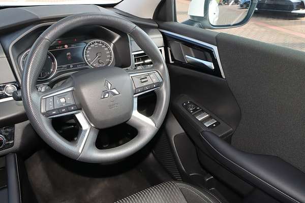 2023 Mitsubishi Outlander ES ZM