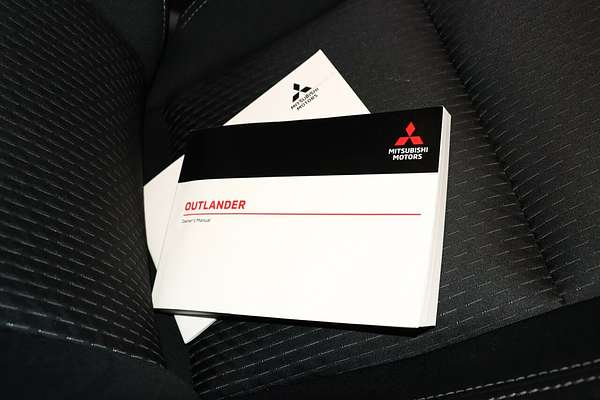 2024 Mitsubishi Outlander LS ZM