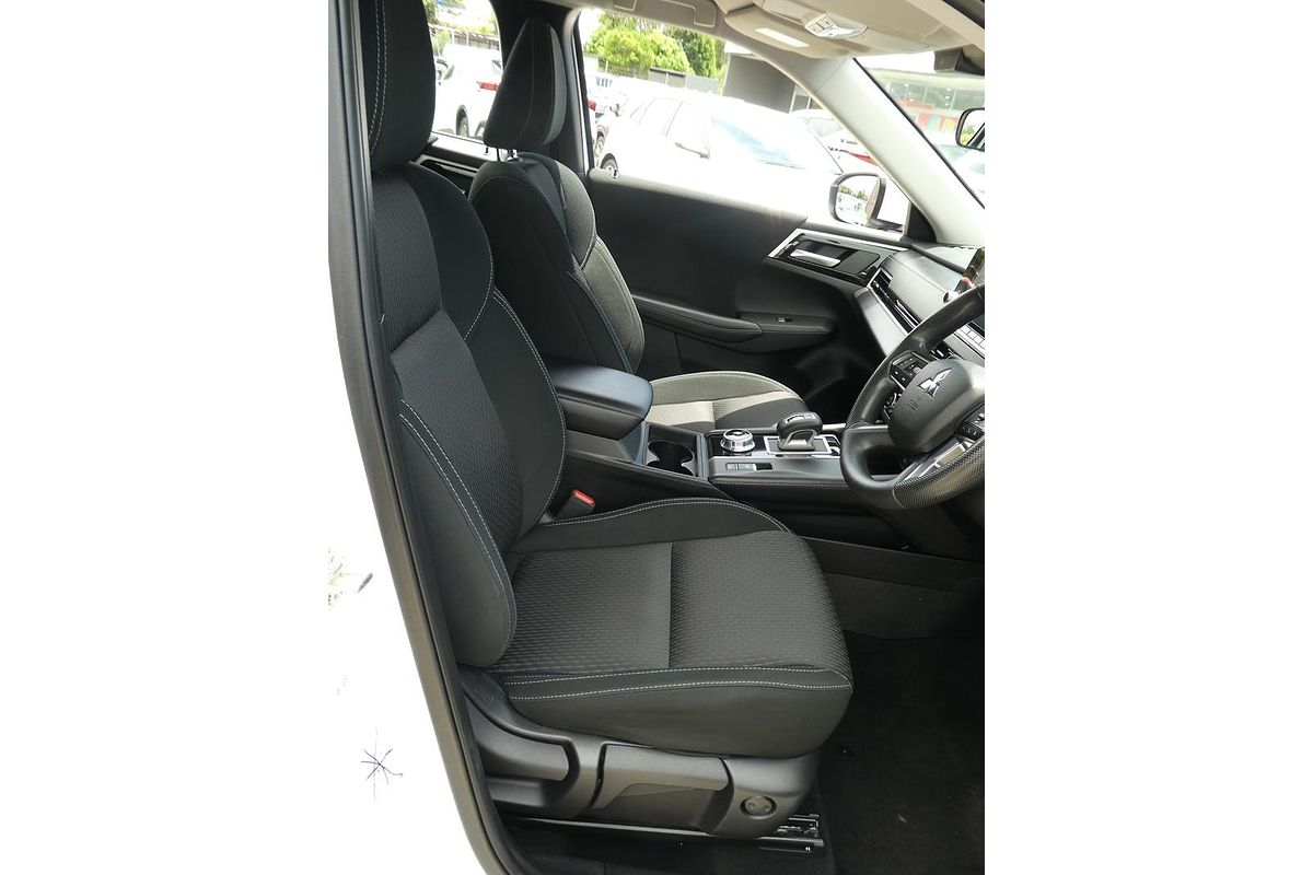 2023 Mitsubishi Outlander ES ZM