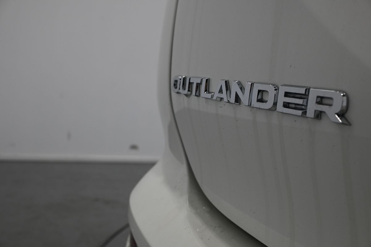 2024 Mitsubishi Outlander PHEV ES ZM