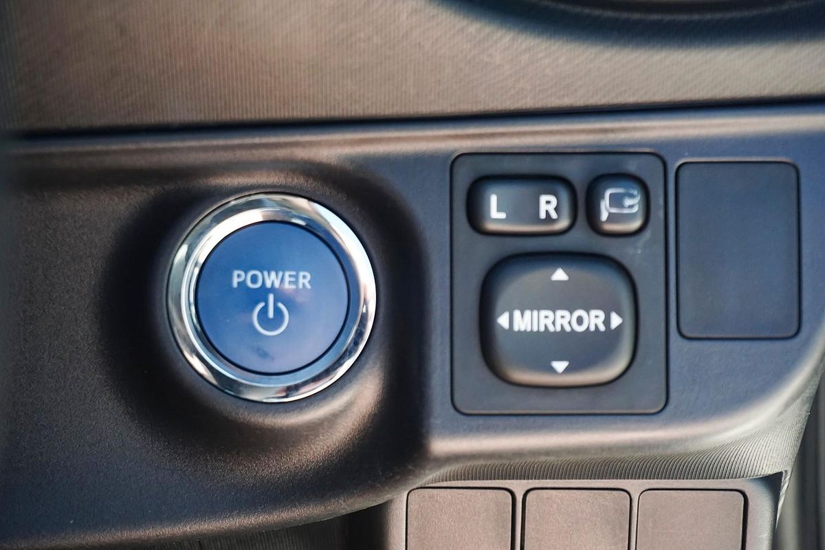 2015 Toyota Prius C i-Tech NHP10R