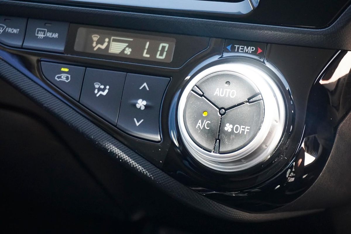 2015 Toyota Prius C i-Tech NHP10R