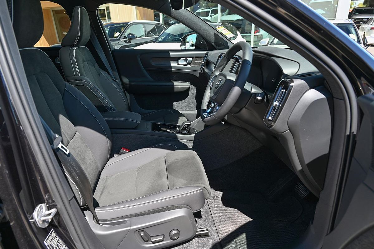 2024 Volvo EX40 Black Edition