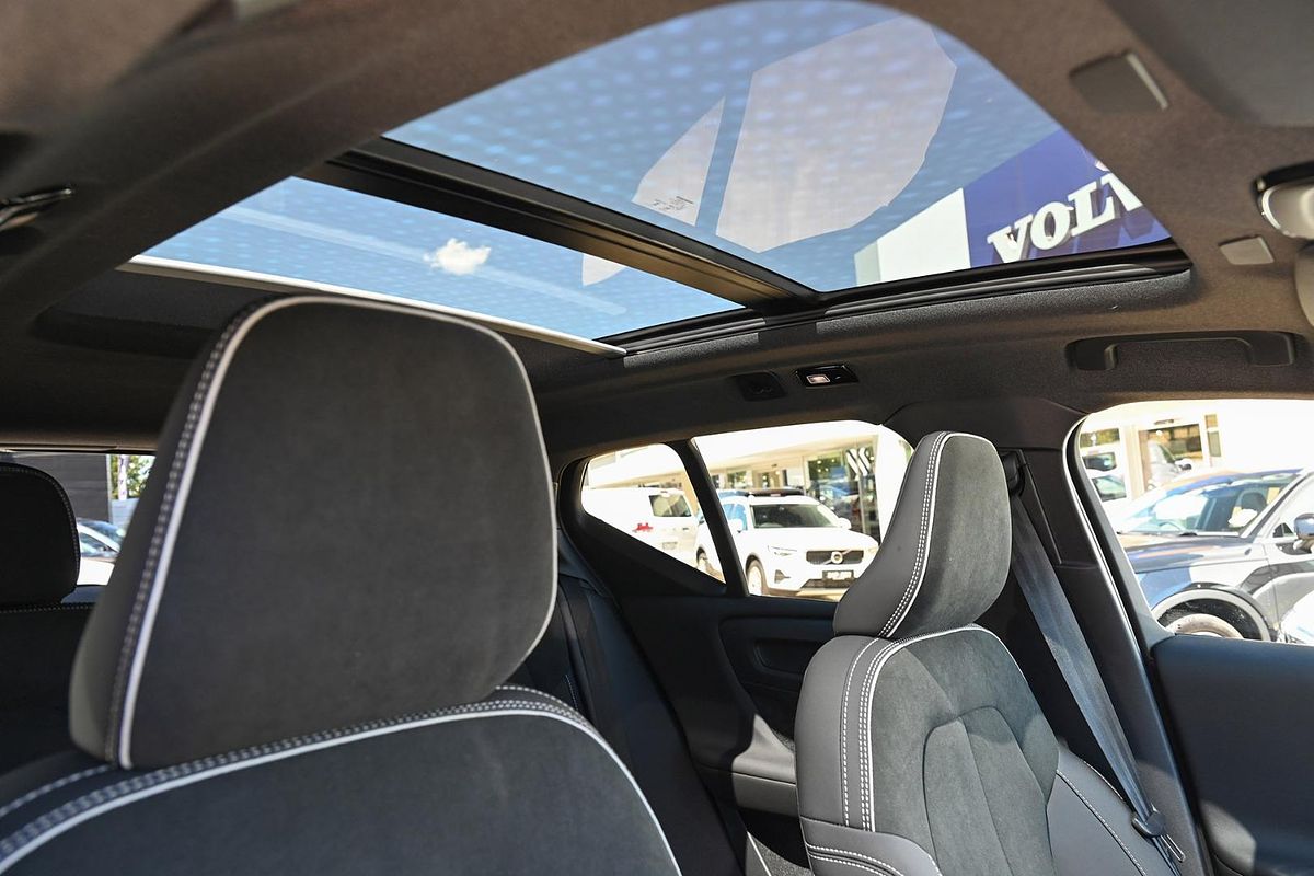 2024 Volvo EX40 Black Edition