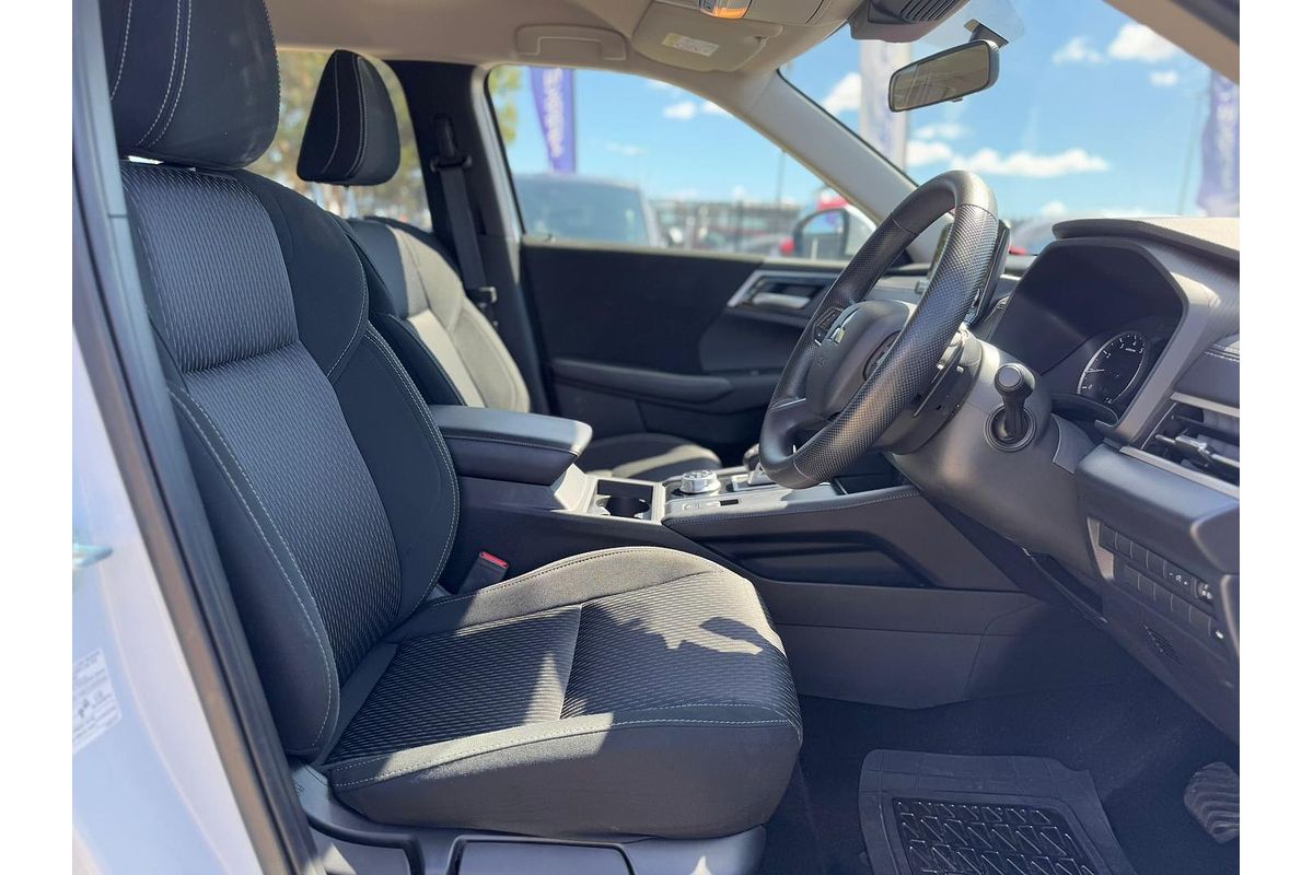 2023 Mitsubishi Outlander ES ZM