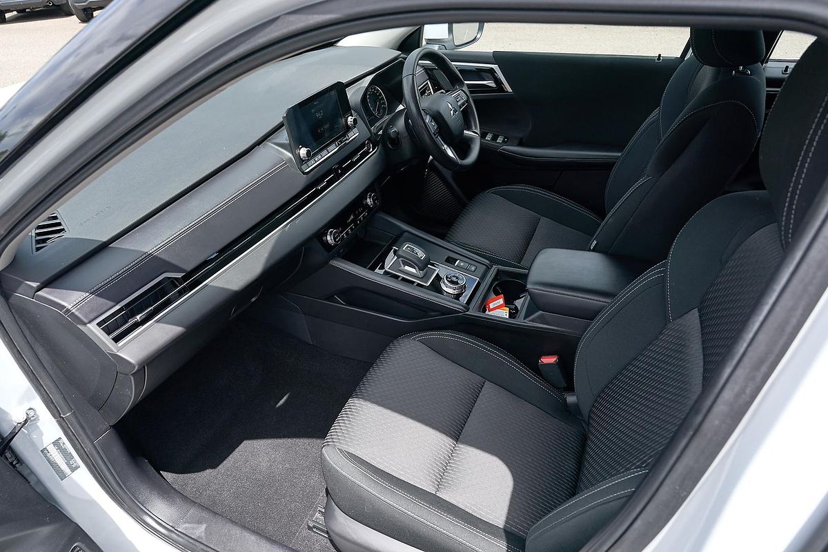 2024 Mitsubishi Outlander ES ZM