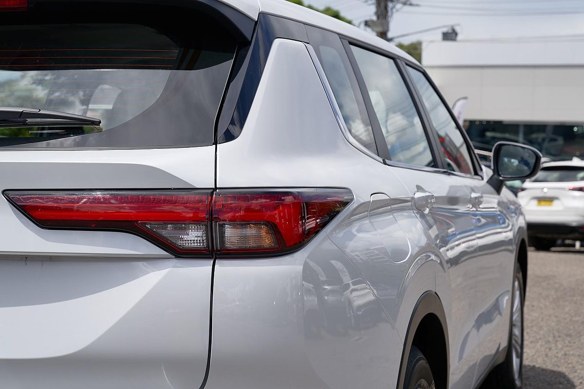 2024 Mitsubishi Outlander ES ZM